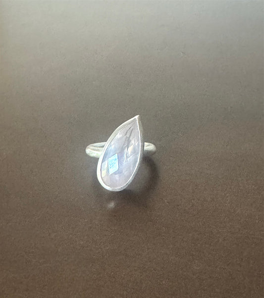 Tondo ring with rose quartz